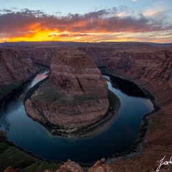 The Colorado River makes an impressive turn and cuts his way deep in the desert. The cliff right in front of my tripod falls like 300m vertical in the water.Lots of tourists waiting here for this amazing sunset everyday. Since there is no fence or similar and a lot of people running around, posing... right at the edge it’s quite dangerous in my eyes.But trust me this place is unique!